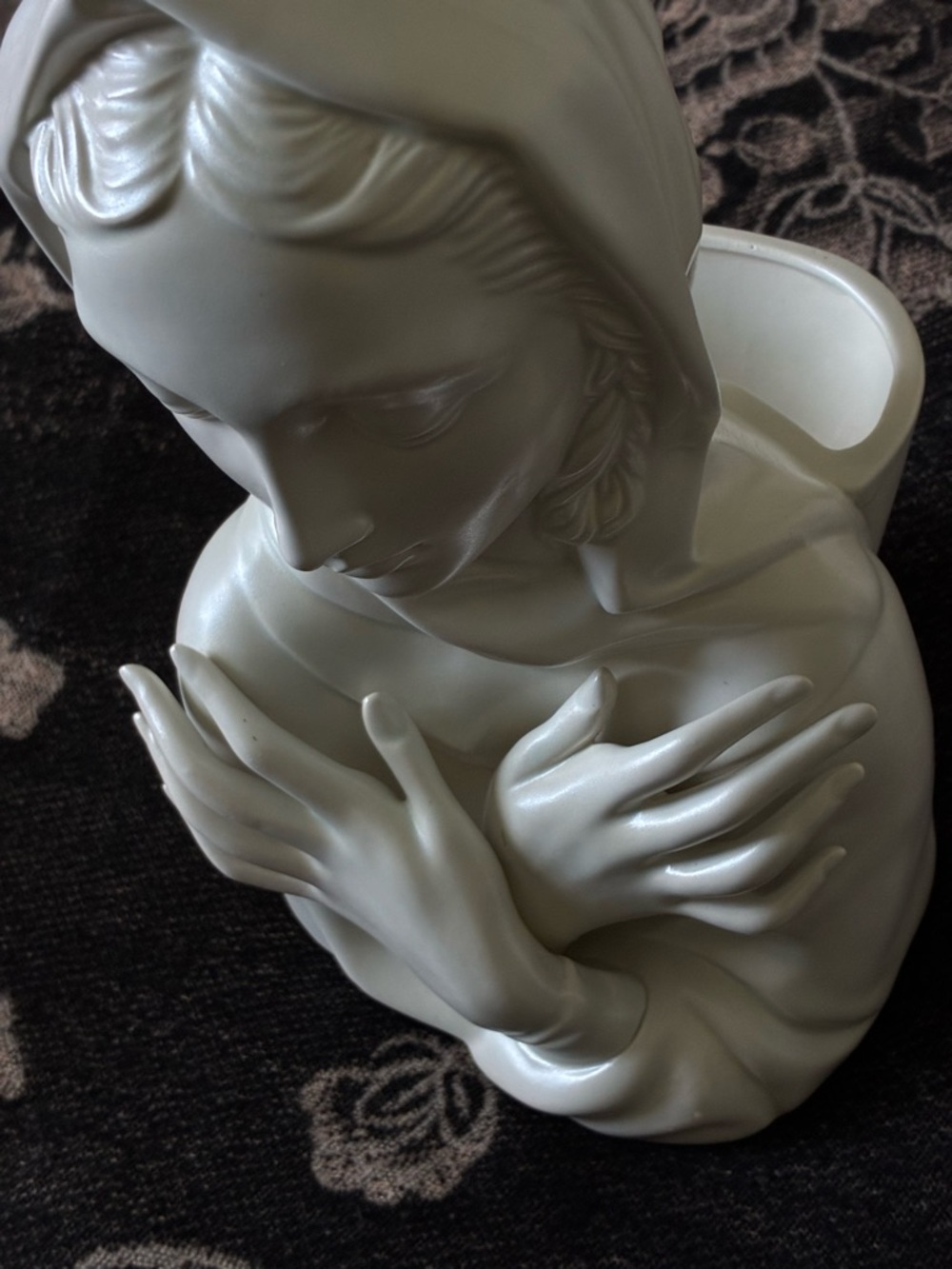 Contemporary White Madonna Sculpture - Unbranded Home Art Accent - Picture 12 of 12